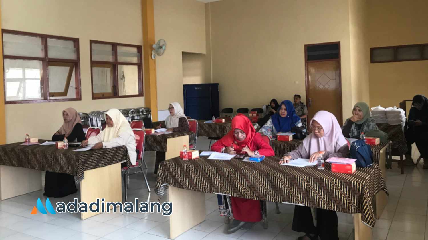 Peserta Melakukan Praktik Perhitungan Studi Kelayakan Usaha (Foto : Ist)