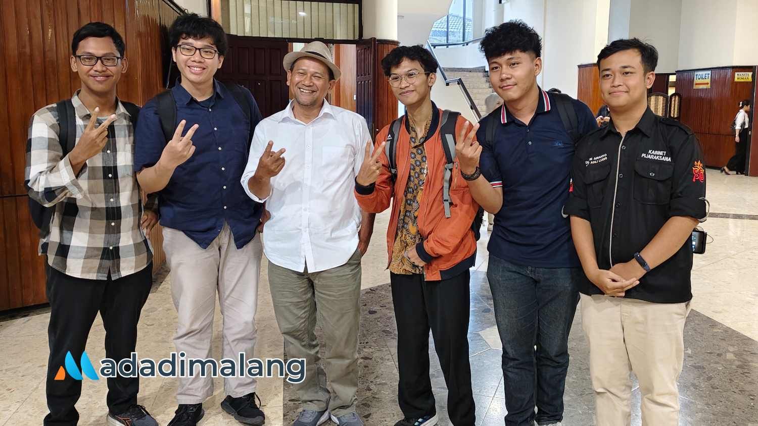 Sejumlah mahasiswa UB meminta foto bersama Heri Cahyono (Sam HC) usai kegiatan Talkshow Calon Wali Kota Malang oleh BEM FISIP UB (Foto : Agus Yuwono)