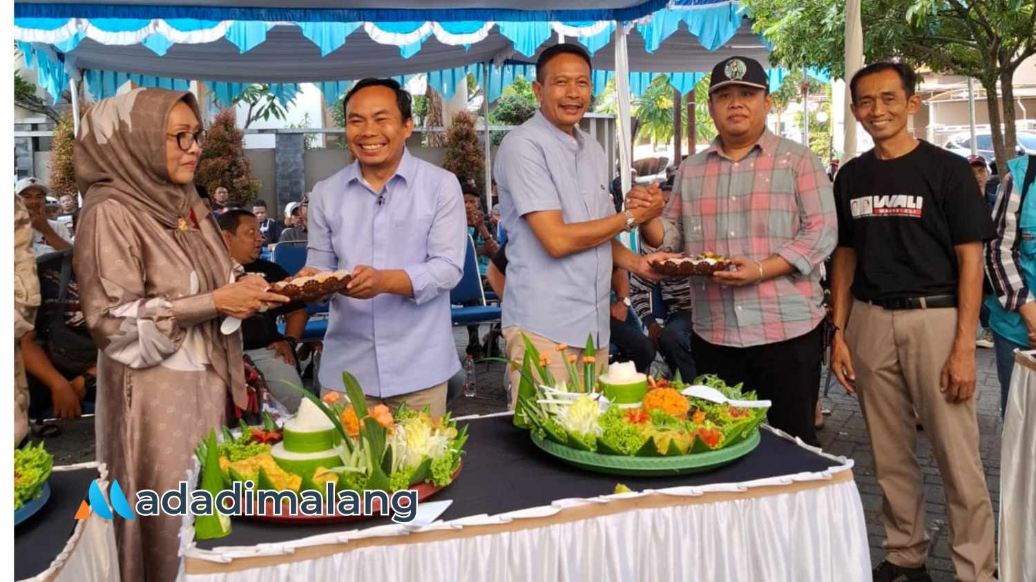 Pemotongan Tumpeng sebagai tanda peresmian posko pemenangan Branjang Kawat untuk paslon WALI