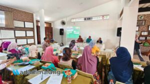 Puluhan warga kampung dari RW 23 dan 19 Purwantoro mengikuti kegiatan FGD yang dilaksanakan dosen FEB Universitas Brawijaya di Rumah Prestasi Glintung Go Green (Foto : Agus Yuwono)