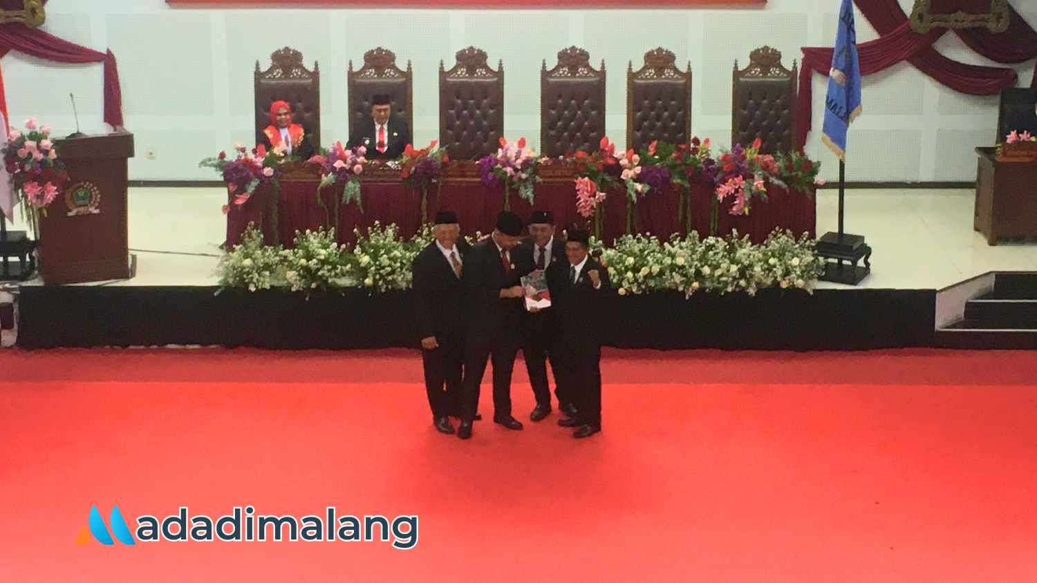 Prosesi Penyerahan Palu pimpinan Sidang DPRD Kota Malang (Foto : Agus Y)