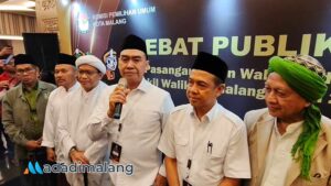 Calon Wali Kota Malang Abah Anton saat memberikan keterangan kepada wartawan didampingi Dimyati Ayatulloh dan juganpara ulama (Foto : Agus Yuwono)