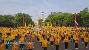 2.500 lebih kader, pengurus dan simpatisan Partai Golkar Kota Malang ikuti kegiatan senam bersama Partai Golkar di Alun-Alun Merdeka Kota Malang pagi tadi (Foto : Agus Yuwono)