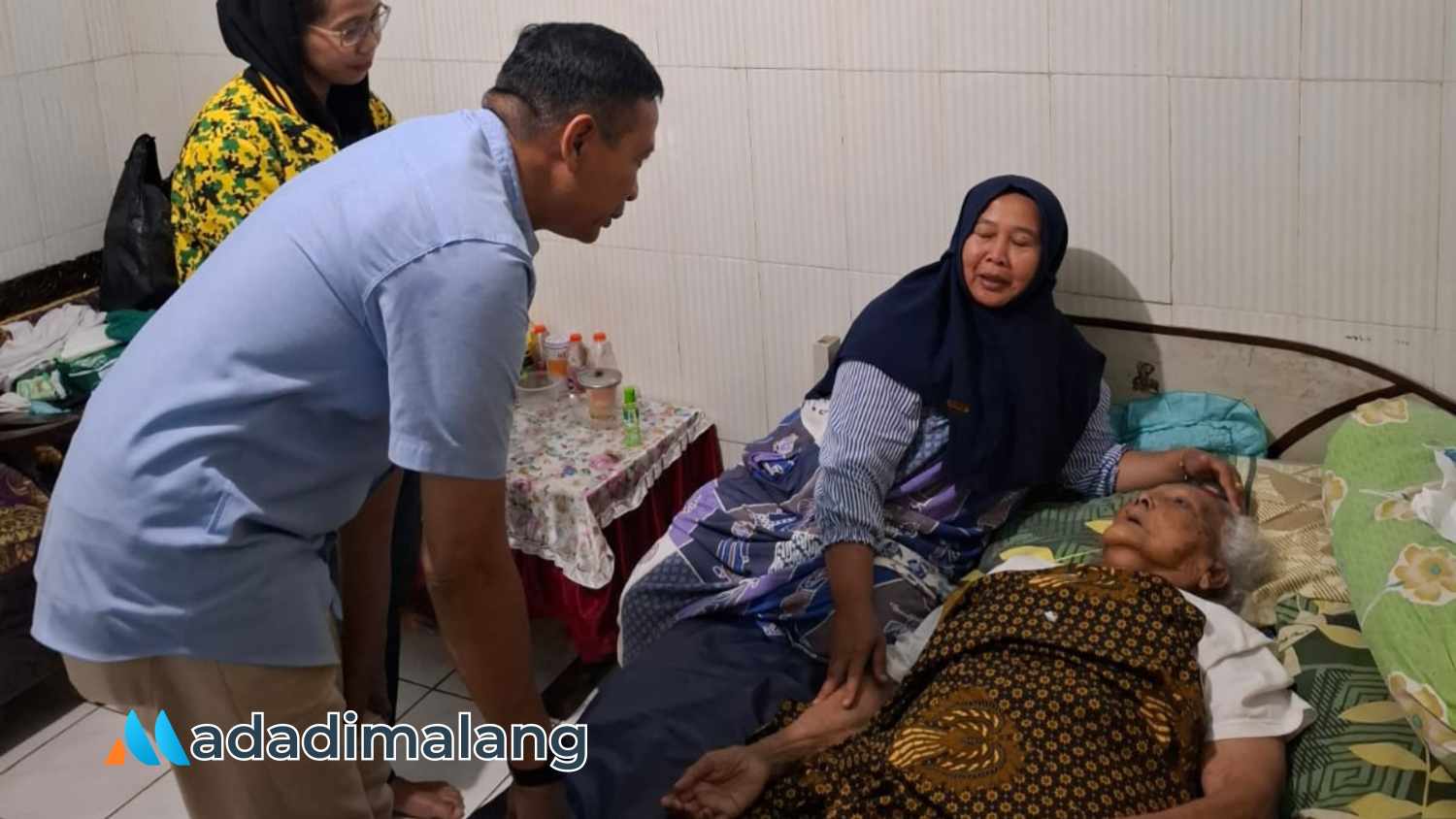Wahyu Hidayat Rela Blusukan Demi Menengok Warga  Yang Sakit