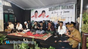 Warga Sanan menggelar istighotsah dan doa bersama agar Abah Anton dapat terpilih menjadi Wali Kota Malang kembali (Foto : Agus Yuwono)