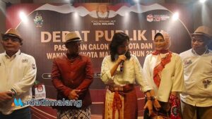 Calon Wakil Wali Kota Malang, Ganis Rumpoko saat menunjujkan tulisan warga masyarakat yang dituliskan di baju yang ia kenakan saat turun ke rumah warga selama ini