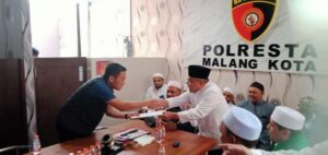 Buya Nur Salim menyerahkan pernyataan sikap dan aspirasi Ulama Kota Malang kepada Kasat Intelkam Polresta Malang Kota