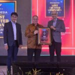 M. Feriadi Soeprapto, Presiden Direktur JNE (Tengah) menerima penghargaan dari Indonesia Most Trusted Companies Award 2024 yang diberikan oleh Pimpinan Redaksi The Iconomics Arif Hatta (dari kanan) dan Alex Mulya selaku Director of Research & Brand Strategy The Iconomics di Royal Kuningan Jakarta (21/11)