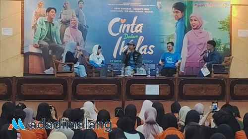 Dua Pemeran Utama dalam Film 'Cinta Dalam Ikhlas' melakukan talkshow bersama mahasiswa STIE Malangkuçeçwara di Padepokan Balekambang ABM Malang (Foto : Agus Yuwono)