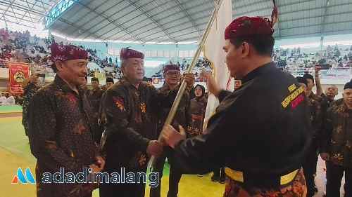 Ketua Pengurus Provinsi Ikatan Pencak Silat Indonesia (IPSI) Jawa Timur, Bambang Haryo Soekartono, S.Pd., M.Si., menyerahkan pataka IPSI kepada Ketua Pengurus Kota IPSI kota Malang yang baru dilantik (Foto : Agus Yuwono)