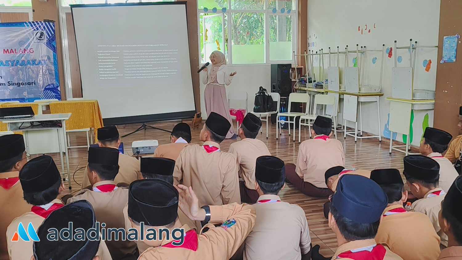 Iqlima Pratiwi, S.Psi., M.Si., saat menyampaikan materinya kepada santri Pesantren El Jasmeen pagi tadi (Foto : Agus Yuwono)