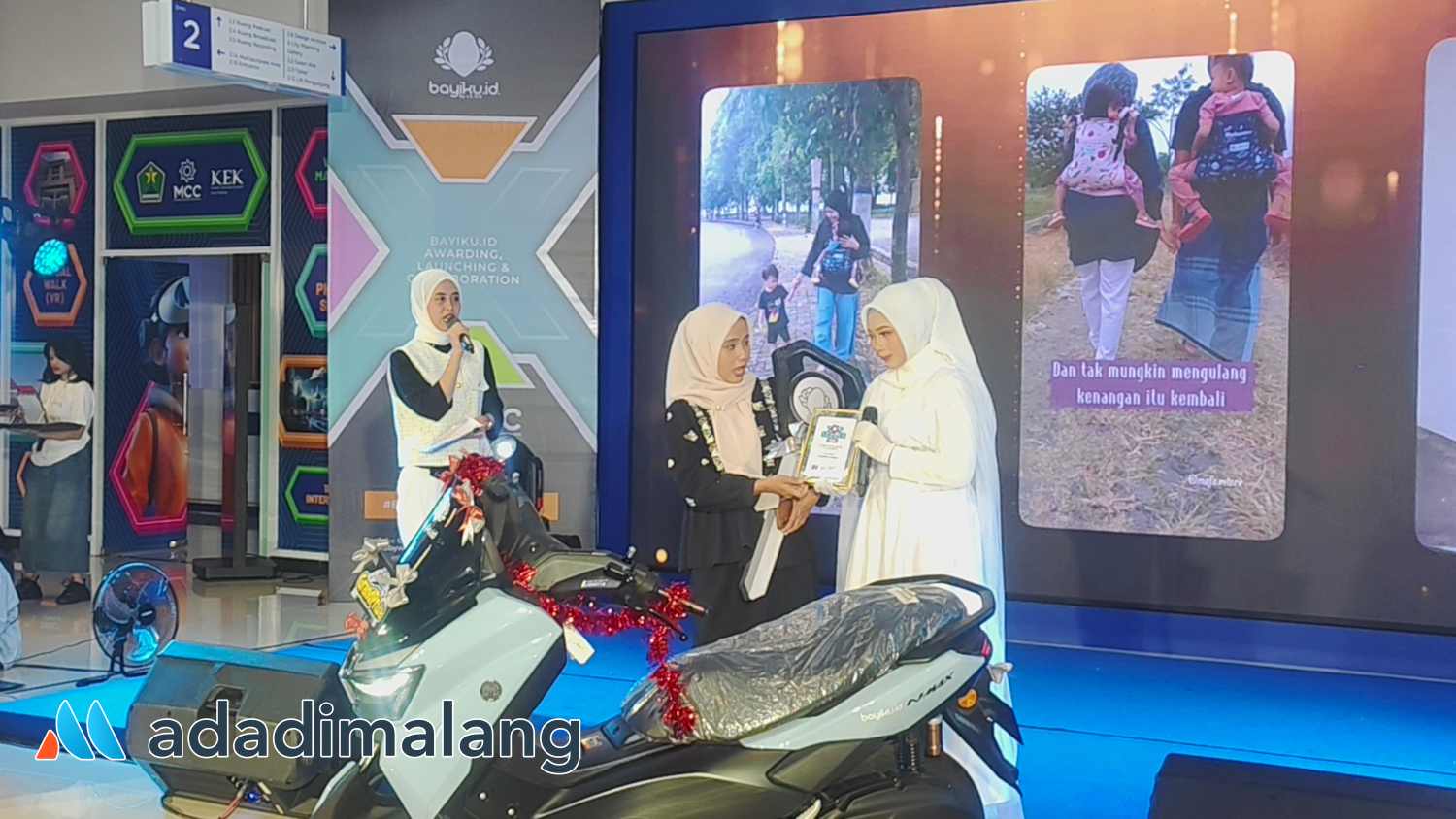 Agen dari Bayiku.id yang mencapai penjualan terbaik mendapatkan apresiasi berupa sepeda motor dari founder dan owner bayiku.id siang tadi (Foto : Agus Yuwono)