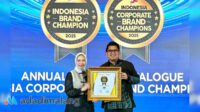 Kurnia Nugraha selaku Media Communication Head Dept JNE mewakili penerimaan penghargaan Indonesia Brand Champion 2025 yang diserahkan langsung oleh Susi Raharjo selaku CEO Media Infobrand Group.