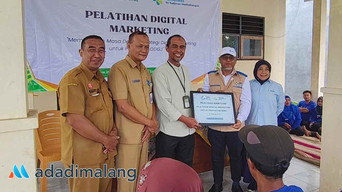 Penyerahan plakat dan pembukaan secara simbolis pelatihan Digital Marketing pagi tadi (Foto : Agus Y)