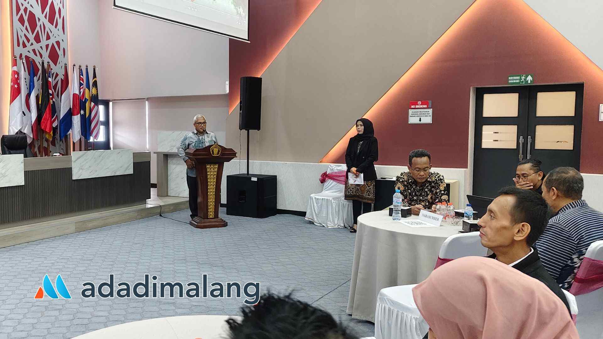 Dekan Fakultas Hukum Universitas Brawijaya (FH UB), Assoc. Prof. Dr. Aan Eko Widiarto, S.H., M.Hum., saat memberikan sambutan dalam diskusi publik tersebut (Foto : Agus Y)
