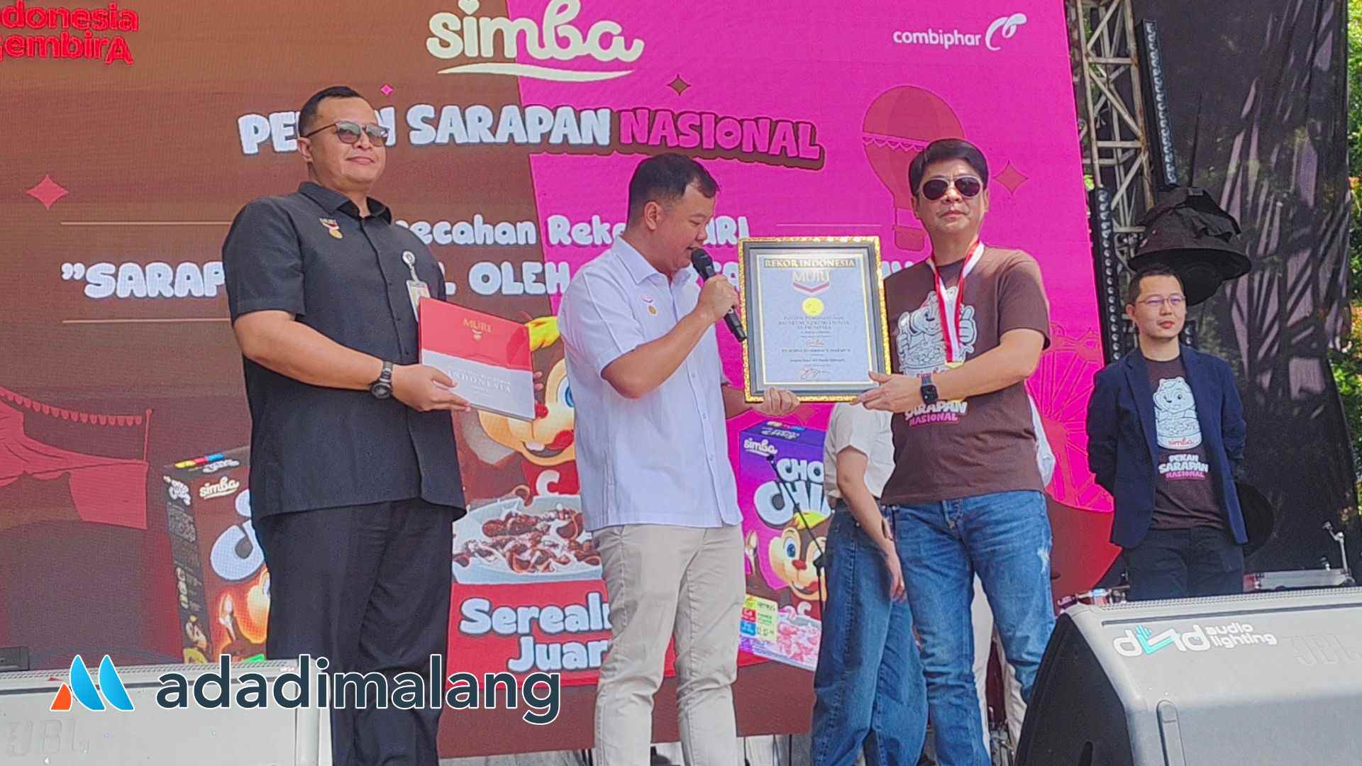 Penyerahan Rekor MURI untu sarapan bersama sereal dengan jumlah peserta terbanyak oleh SIMBA Sereal (Foto ; Agus Yuwono)