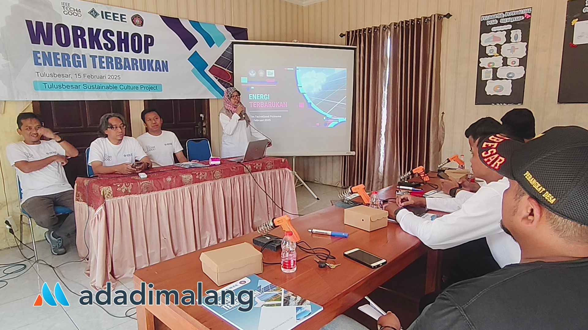Pelaksanaan pelatihan merakit atau menyusun PLTS sederhana dan merawat PLTS kepada perangkat desa Tulusbesar Tumpang oleh Dosen Teknik Elektro POLINEMA (Foto : Agus Yuwono)