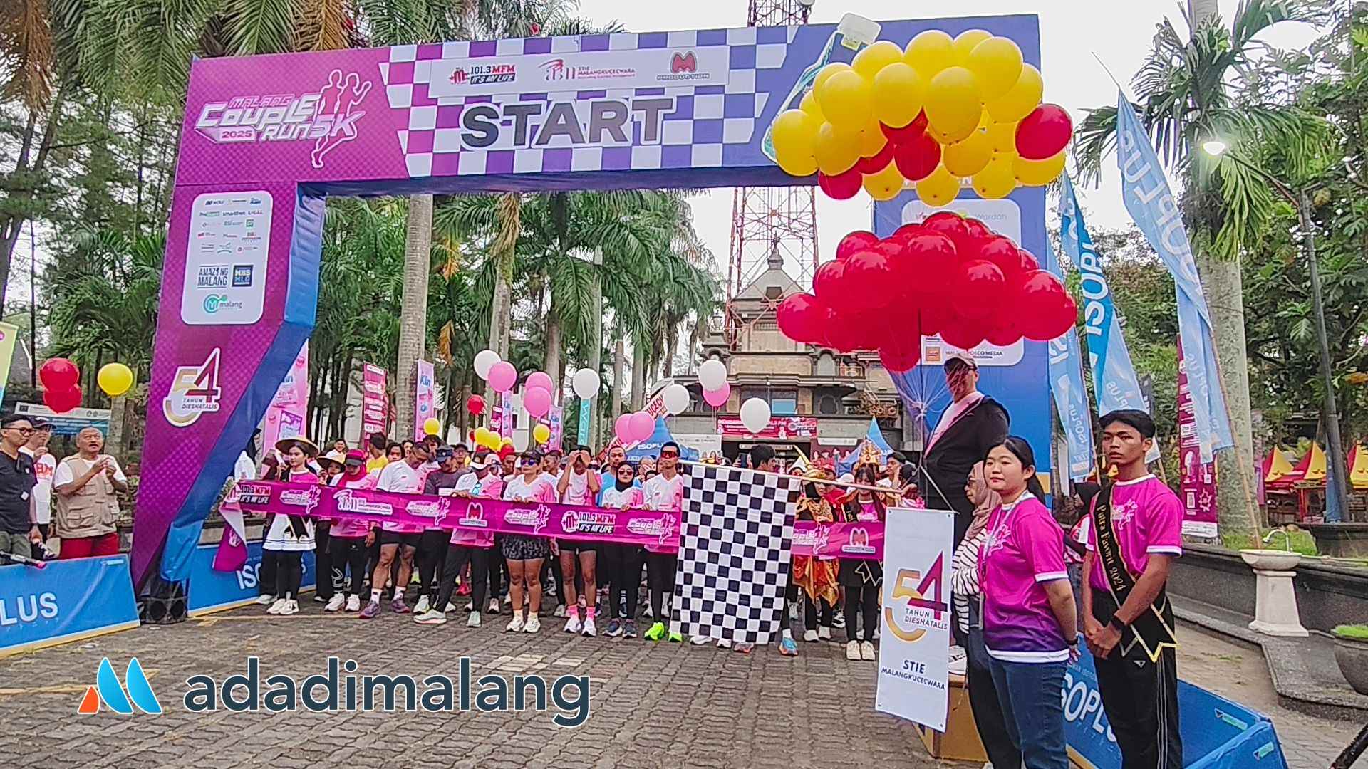 Ketua STIE Malangkuçeçwara (ABM) Malang saat akan memberangkatkan sekitar 1.000 peserta Couple Run yang baru pertamakali dilaksanakan di Malang Raya pagi ini (Foto : Agus Yuwono)