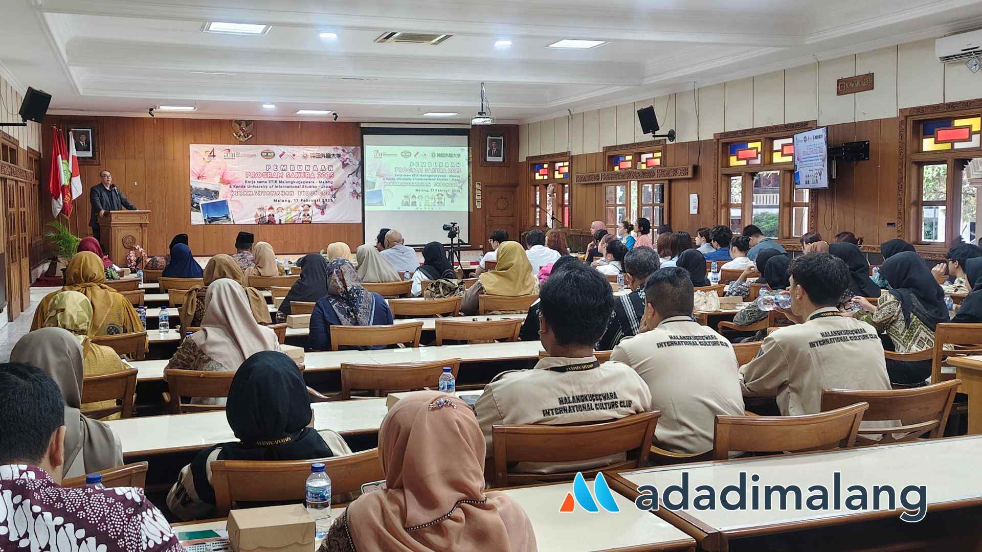 Ketua STIE Malangkuçeçwara Drs. Bunyamin, MM., Ph.D., saat membuka Program Sakura 2025 pagi tadi (Foto : Agus Yuwono)