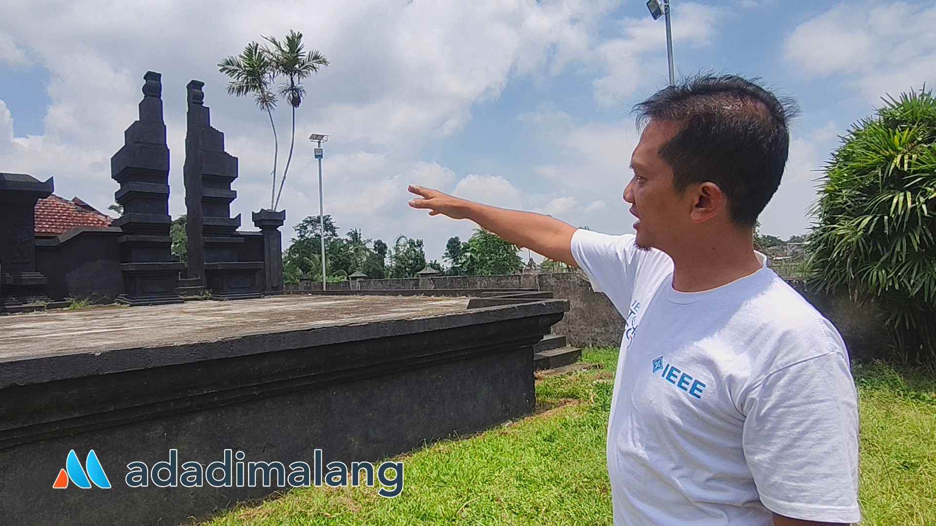 Salahsatu dosen POLINEMA menunjukkan beberapa titik PLTS yang telah terpasang di areal Panggung Terbuka Desa Tulusbesar tumpang (Foto : Agus Yuwono)