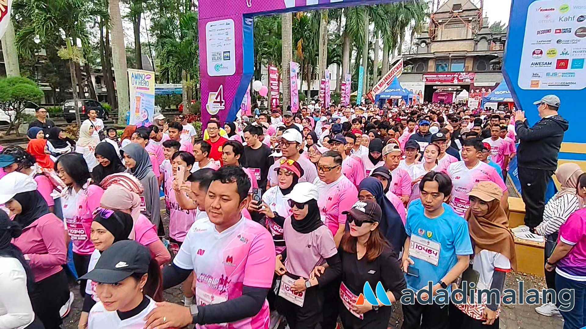 Sekitar 1.000 orang antusias mengikuti event Couple Run STIE Malangkuçeçwara 2025 (Foto : Agus Yuwono)