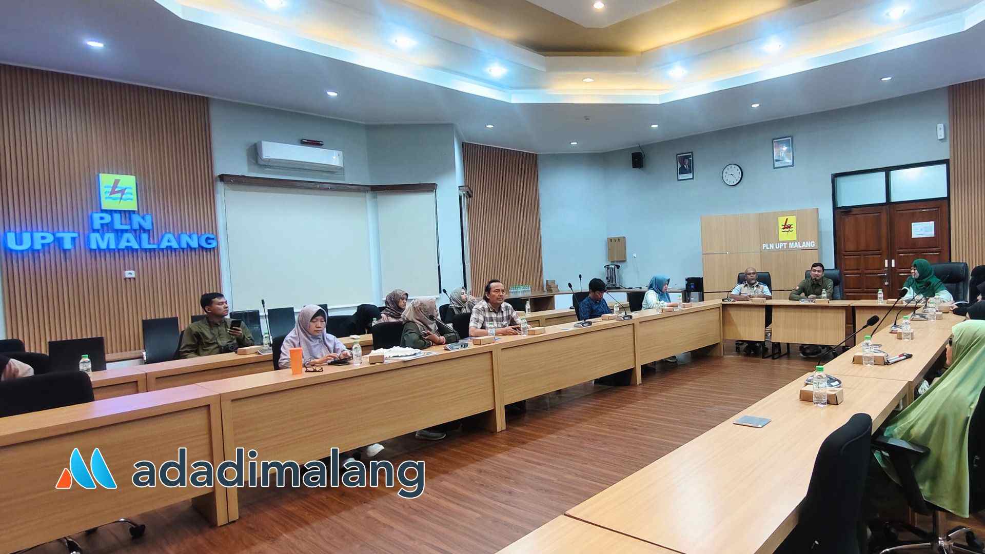 Kepala YBM PLN UPT Malang Nurhadi saat menyampaikan sambutan sebelum penyerahan bantuan (Foto : Agus Yuwono)