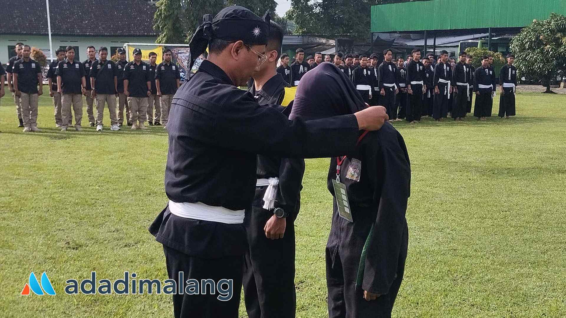 Ketua Cabang PSHT Cabang Kota Malang, Kangmas Dadang Krisdianto, S.Sos., MM., secara simbolis menyematkan tanda peserta ujian kenaikan tingkat kepada salah satu siswa peserta UKT (foto : Ist)
