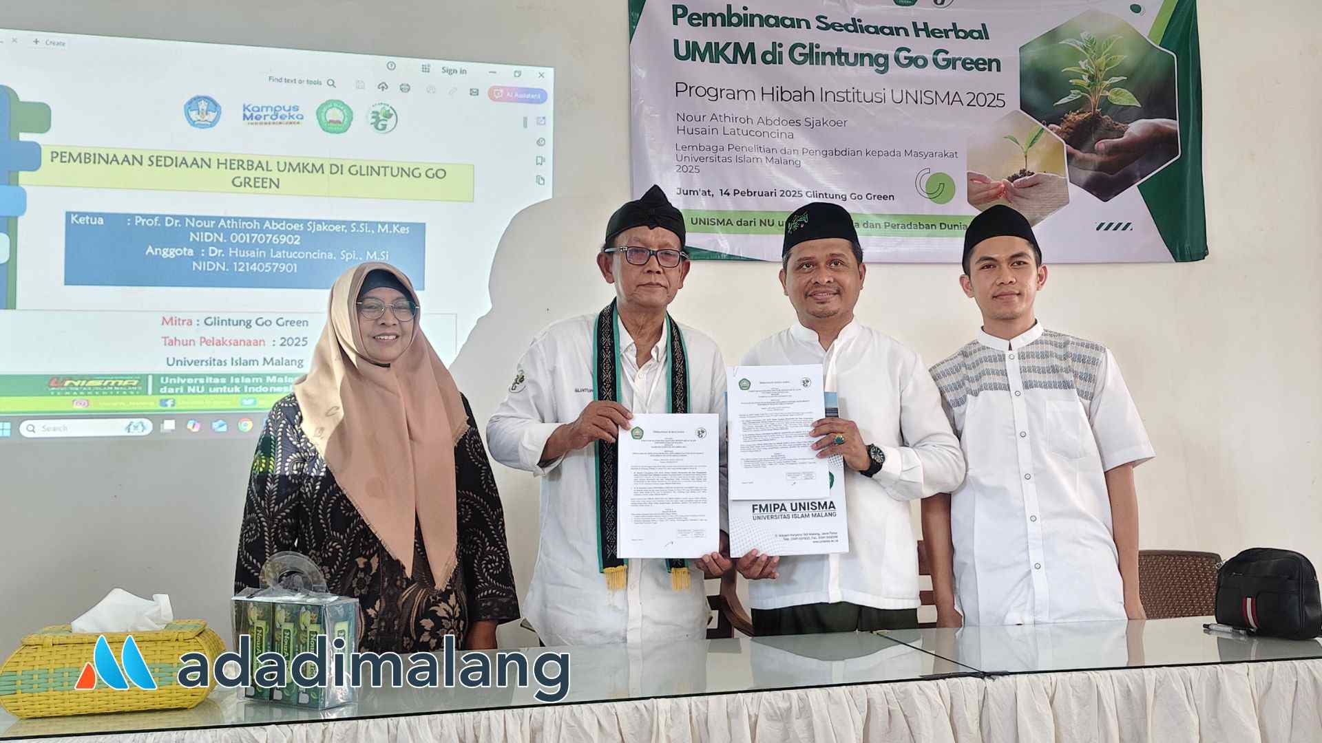 Penandatanganan kerjasama antara Rumah Prestasi Glintung Go Green bersama dengan Fakultas MIPA Universitas Islam Malang (Foto : Agus Y)