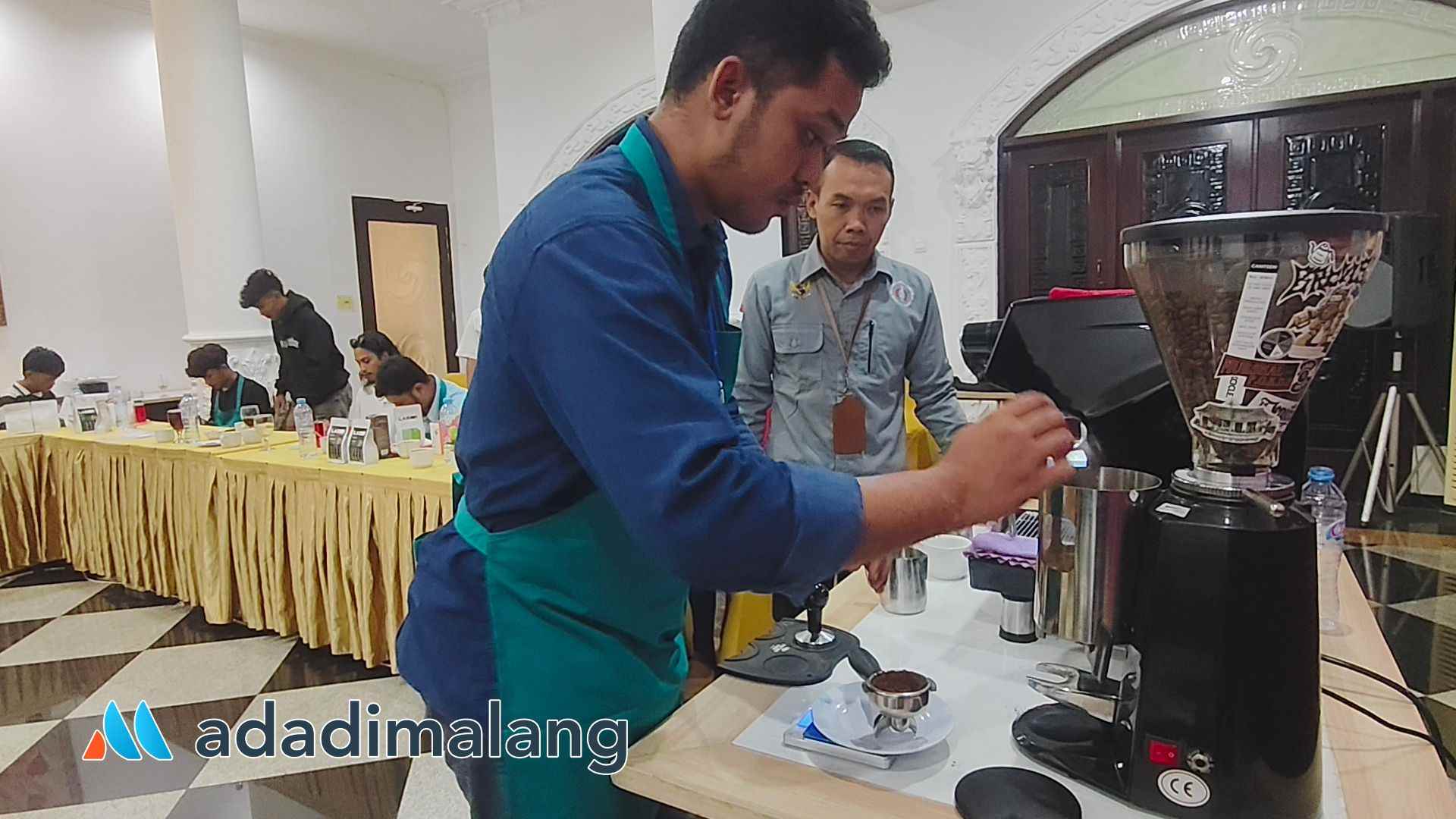 Faray saat mempraktikkan cara membuat kopi dengan menggunakan mesin setelah mendapatkan materi pelatihan (Foto : Agus Y)