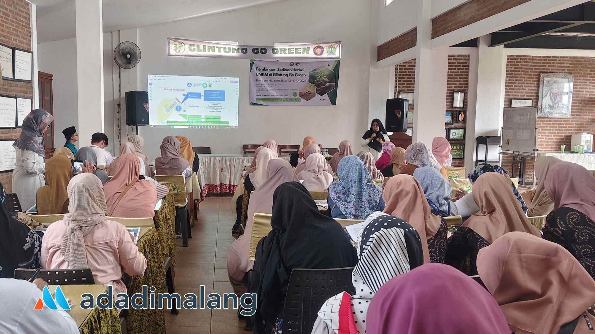 Warga dari tiga kampung Binaan Ir. H. Bambang Irianto mengikuti pelatihan herbal dari Dosen MIPA UNISMA (Foto : Agus Y)