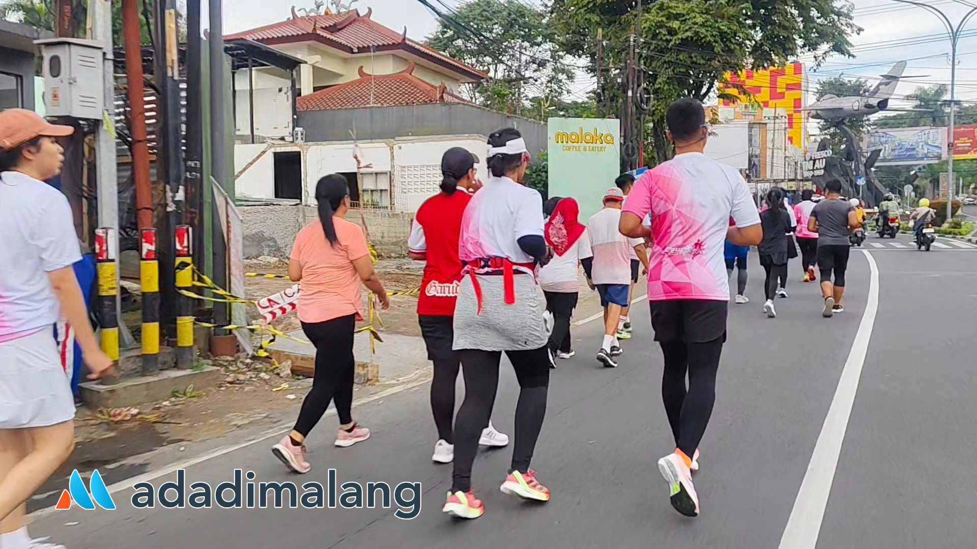 Peserta Couple Run STIE Malangkuçeçwara 2025 saat melintasi jalan Borobudur menuju jalanSoekarno Hatta kota Malang (Foto : Agus Yuwono)