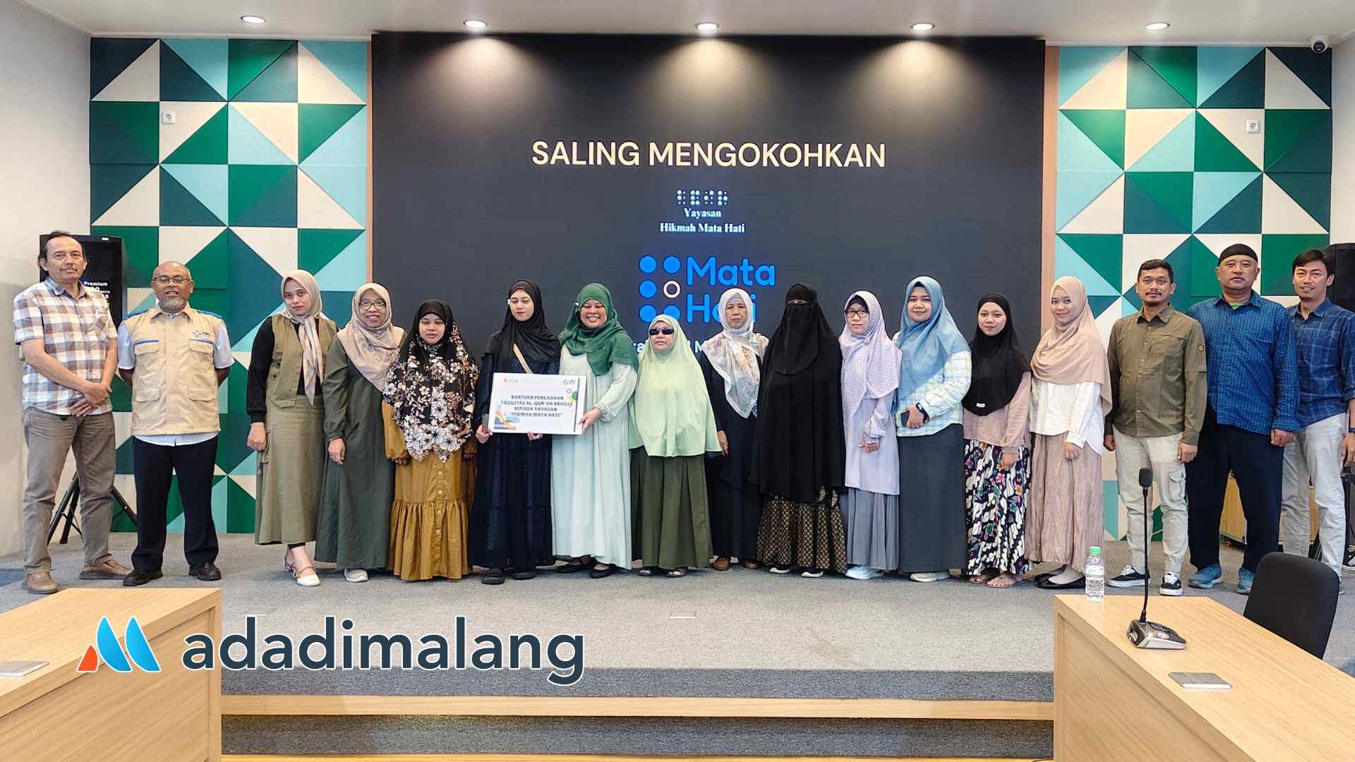 Yayasan Hikmah Mata Hati mendapat bantuan dari YBM PLN UPT Malang hari ini (Foto Agus Yuwono)