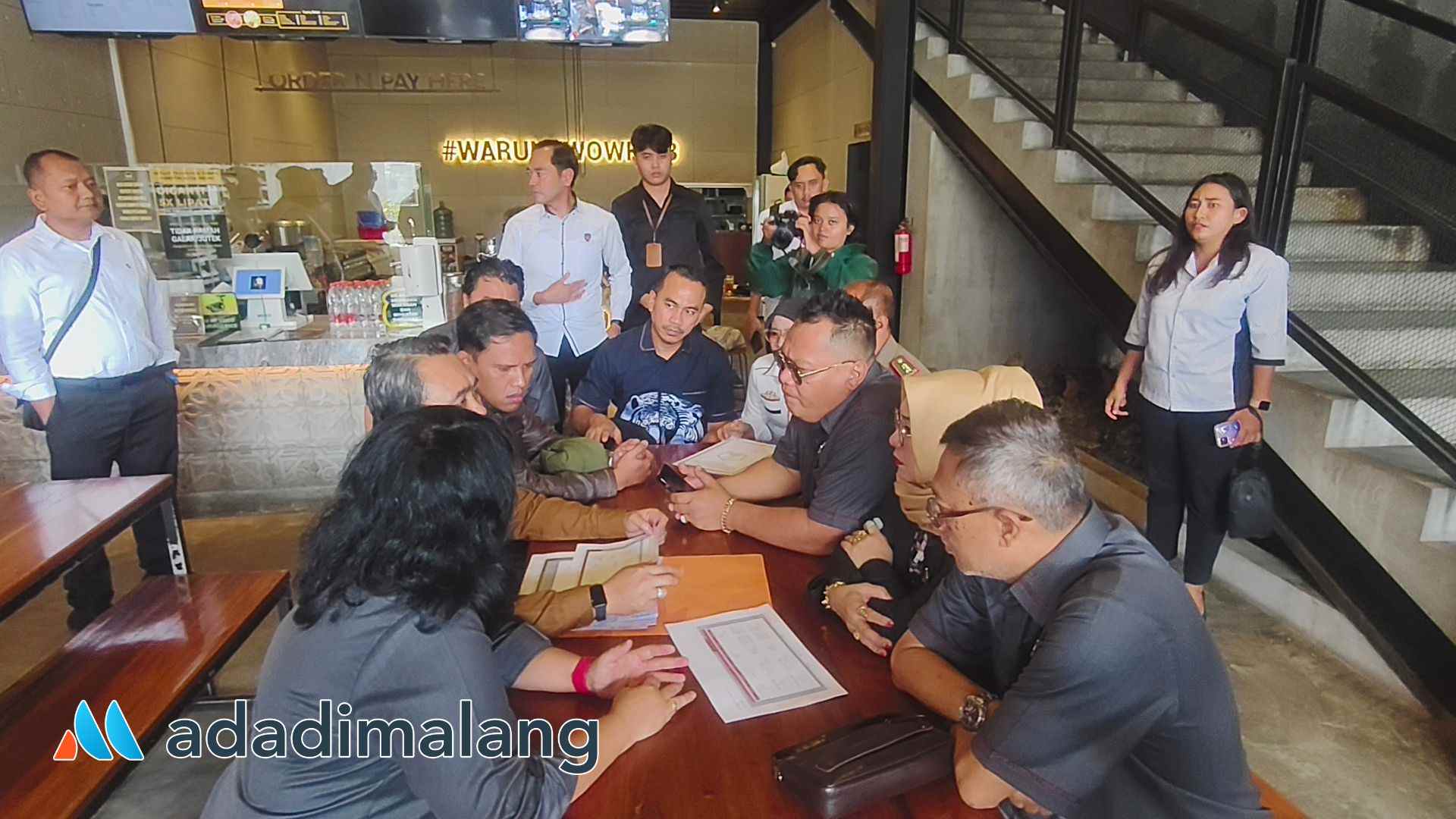 Setelah melaksanakan sidak, Komisi A DPRD Kota Malang juga memeriksa berkas perizinan yang dibawa oleh Disnaker PMPTSP terkait penjualan minol (Foto : Agus Y)