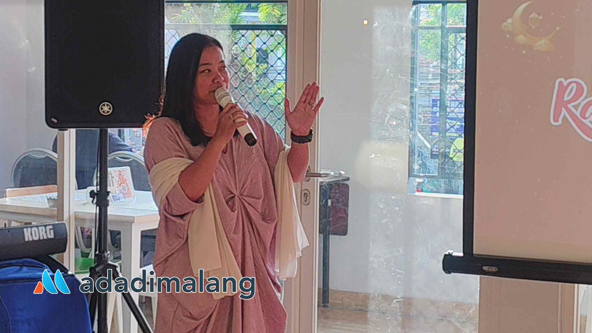 Sales Marketing Manager favehotel Malang, Ayu Ratna saat memberikan sambutan mewakili GM favehotel Malang sore tadi (Foto : Agus Yuwono)