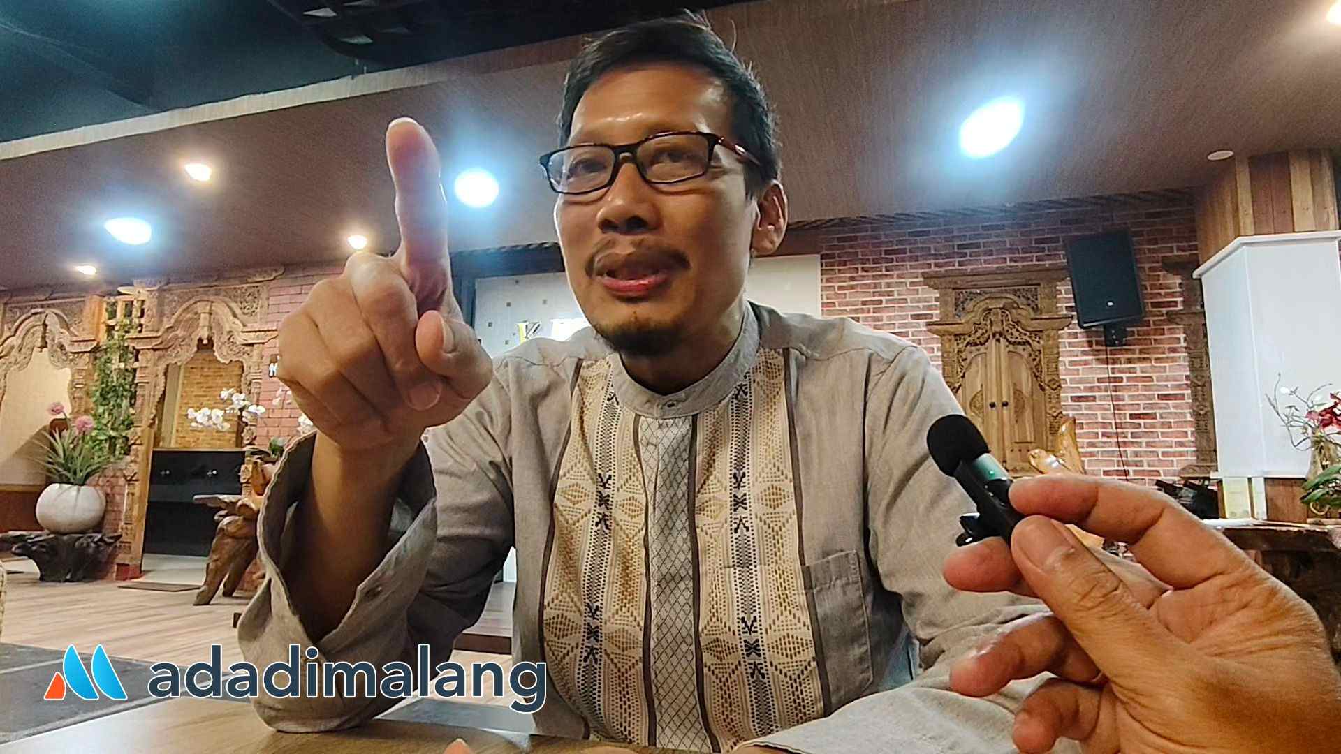 Rektor Universitas Widyagama Malang Dr. Anwar, SH., M.Hum., saat memberikan keterangan kepada wartawan (Foto : Agus Yuwono)