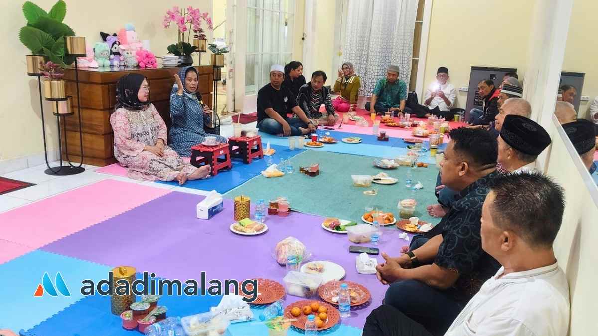 Ketua Komisi E DPRD Provinsi Jawa Timur, Dr. Sri Untari Bisowarno, M.AP., saat melakukan serap aspirasi masyarakat malam hari ini (Foto : Agus Y)