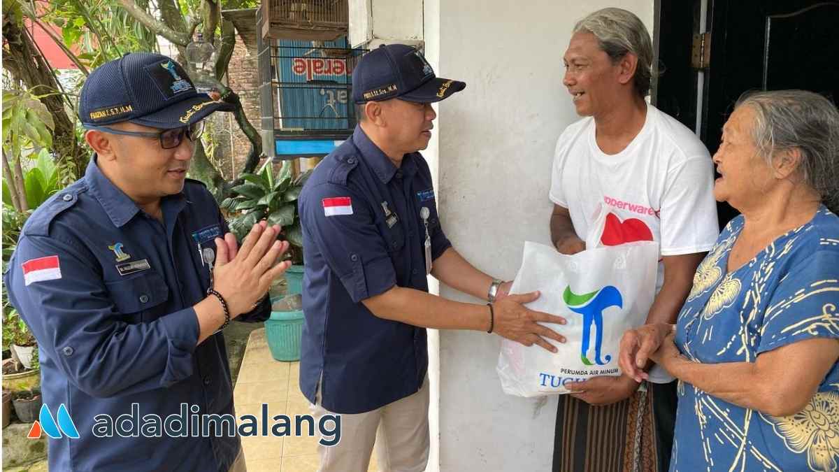 Priyo Sudibyo bersama dengan Direktur Teknik M Fauzan Indrawan ST, MM., saat memberikan bingkisan kepada para pelanggannya pagi tadi (Foto : Ist)