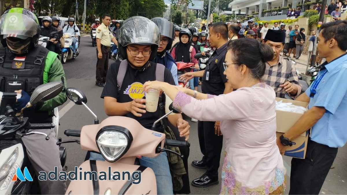 Director Malang Town Square (MATOS), Fifi Trisjanti saat membagikan takjil kepada para pengguna jalan di depan MATOS sore tadi (Foto : Agus Y)