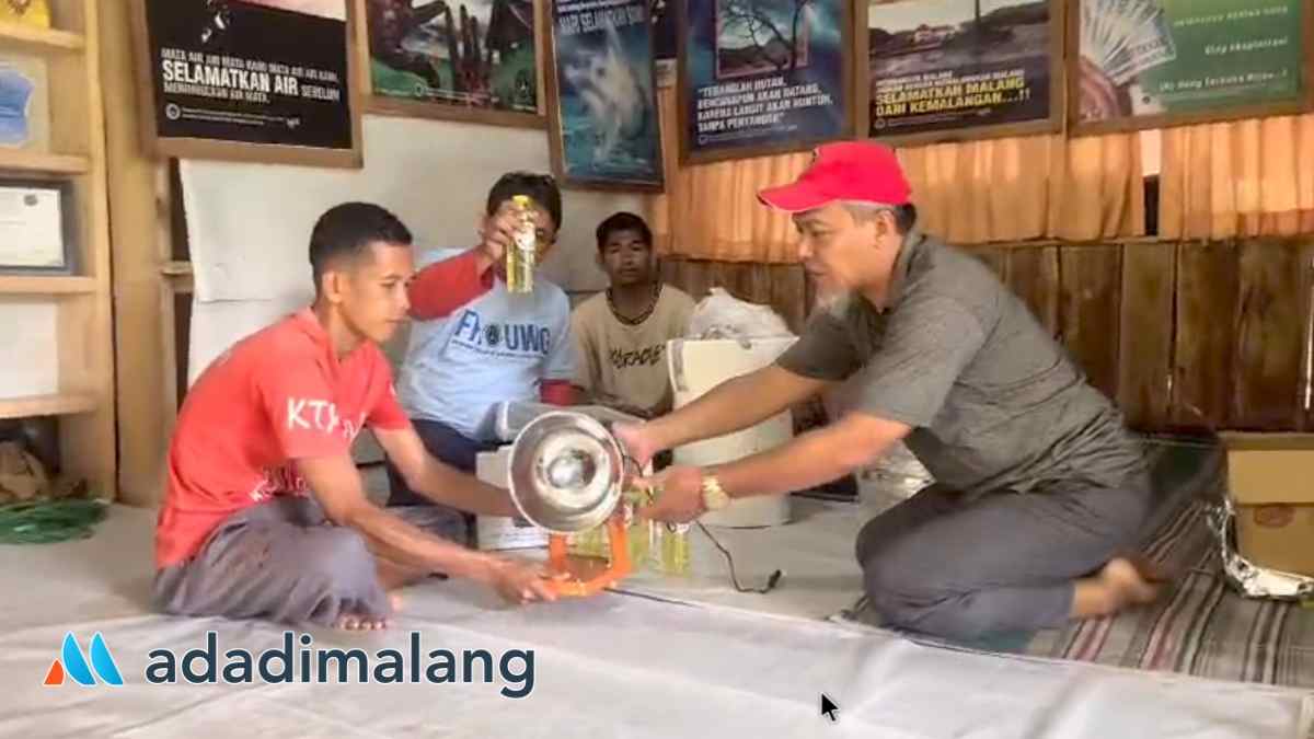 Dosen Universitas Widyagama Malang menyerahkan bantuan alat produksi minyak kelapa kepada Warga Dampingan UWG (Foto : Ist)