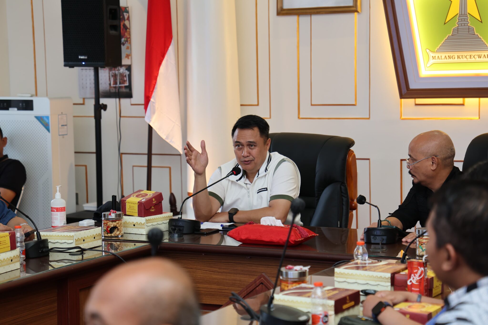 Pj Wali Kota Malang, Iwan Kurniawan saat memimpin rapat koordinasi terkait parkir di kawasan Kayutangan
