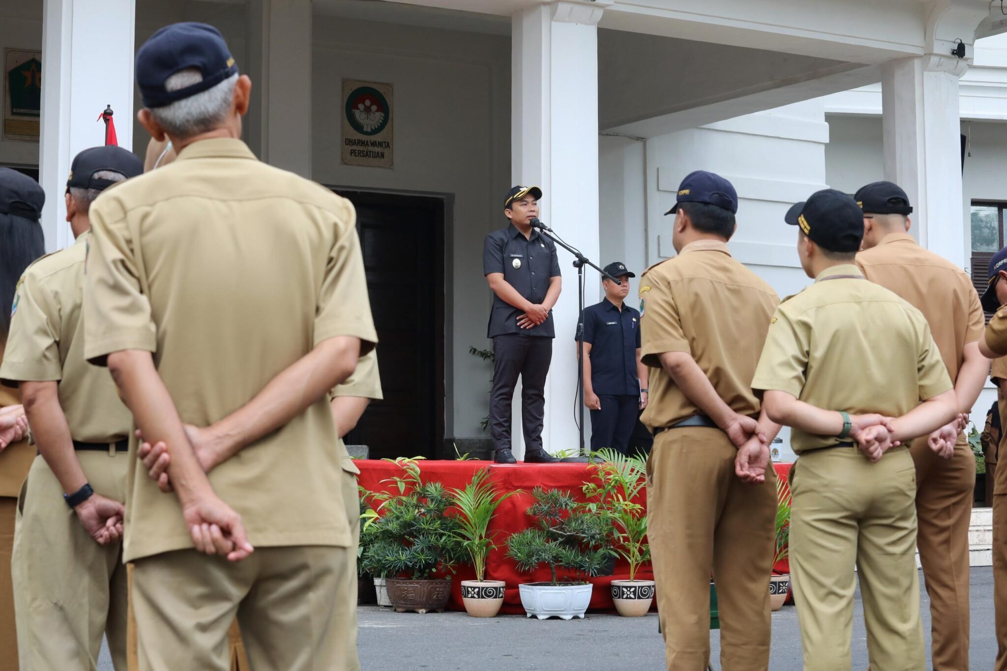 Wakil Wali Kota Malang, Ali Muthohirin saat menyampaikan amanatnya sebagai pimpinan apel pagi