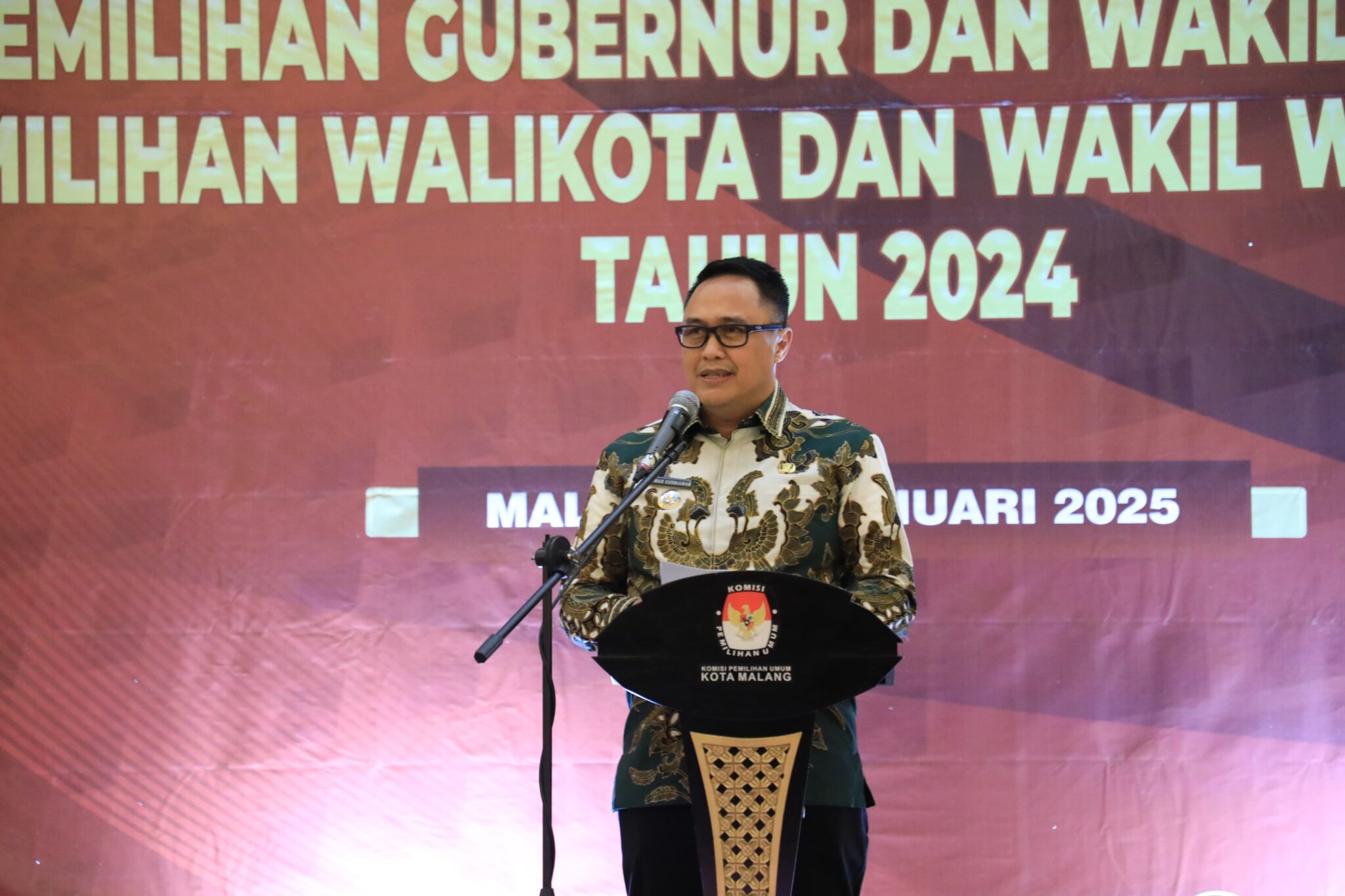 Penjabat Wali Kota Malang Iwan Kurniawan saat memberikan sambutan dalam kegiatan Pembubaran Badan ad-Hoc KPU kota Malang 