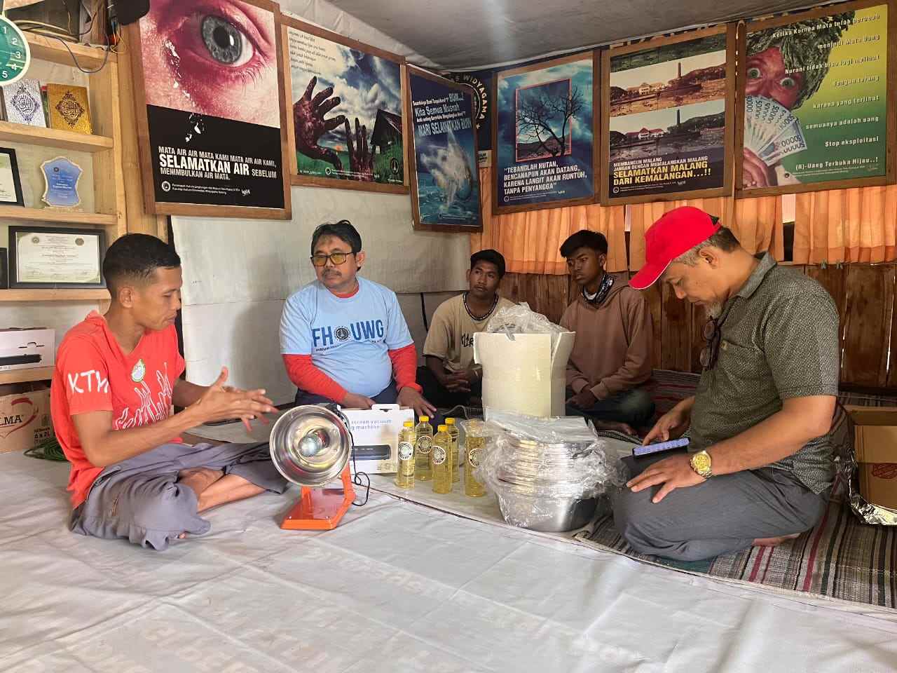 Dosen Universitas Widyagama (UWG) Malang saat berdiskusi bersama warga dampingan KTM (Foto :Ist)