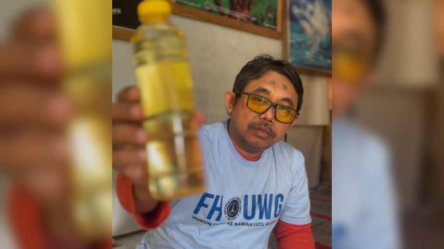 Ketua Tim Pengabdian Masyarakat Mandiri Universitas Widyagama Malang, Dr. Purnawan D. Negara saat menunjukkan hasil minyak kelapa hasil olahan bantuan mesin yang diberikan kepada warga dampingan UWG (Foto : Ist)