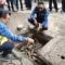 Wali Kota Malang Dr. Ir. Wahyu Hidayat, MM., saat meninjau langsung lokasi banjir dan saluran yang tersumbat sampah botol plastik