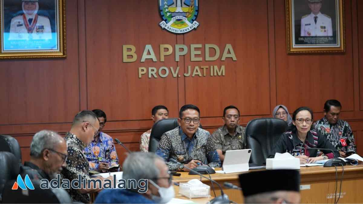 Wali Kota Malang Dr. Ir.Wahyu hidayat, MM., saat presentasi di kantor Bappeda Provinsi Jawa Timur (Foto : Ist)