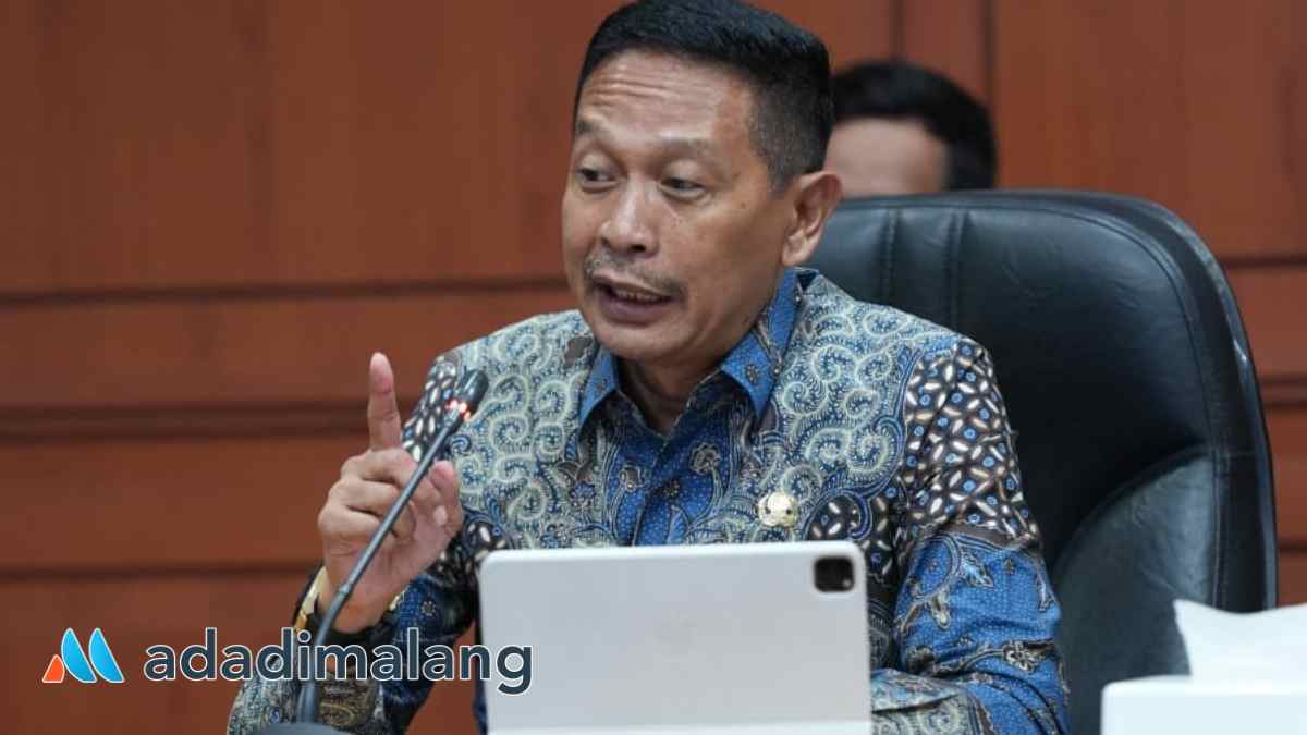Wali Kota Malang Dr. Ir.Wahyu hidayat, MM., saat menjelaskan tentang program PDKTSAM di kantor Bappeda Provinsi Jawa Timur (Foto : Ist)