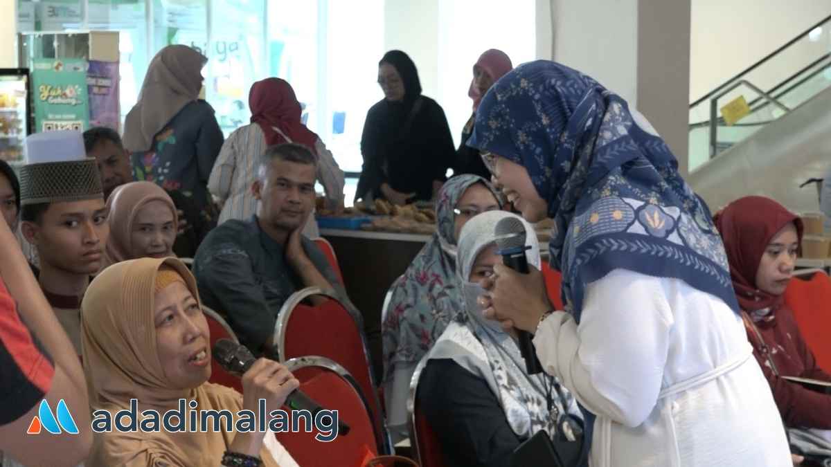 Kepala Departemen Gadai Pegadaian Area Malang, Mussarifatun saat berinteraksi dengan masyarakat yang tertarik dengan program Pegadaian terkait dengan Haji di MCC sore tadi (Foto  : Agus Yuwono)