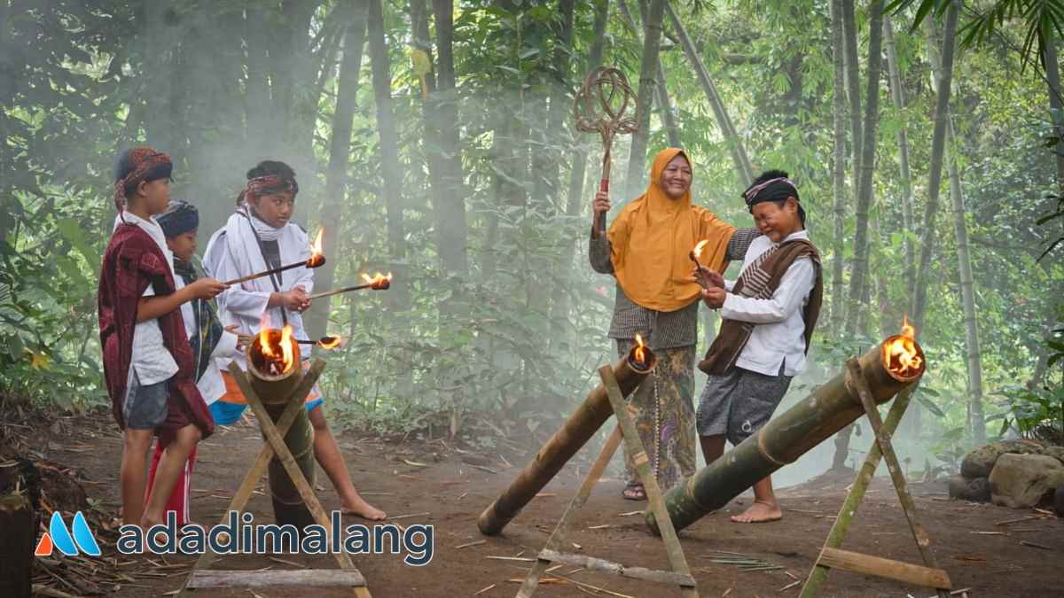 Suasana permainan mercon bumbung anak-anak (Foto : Apriyo Putro /Apry Aje)