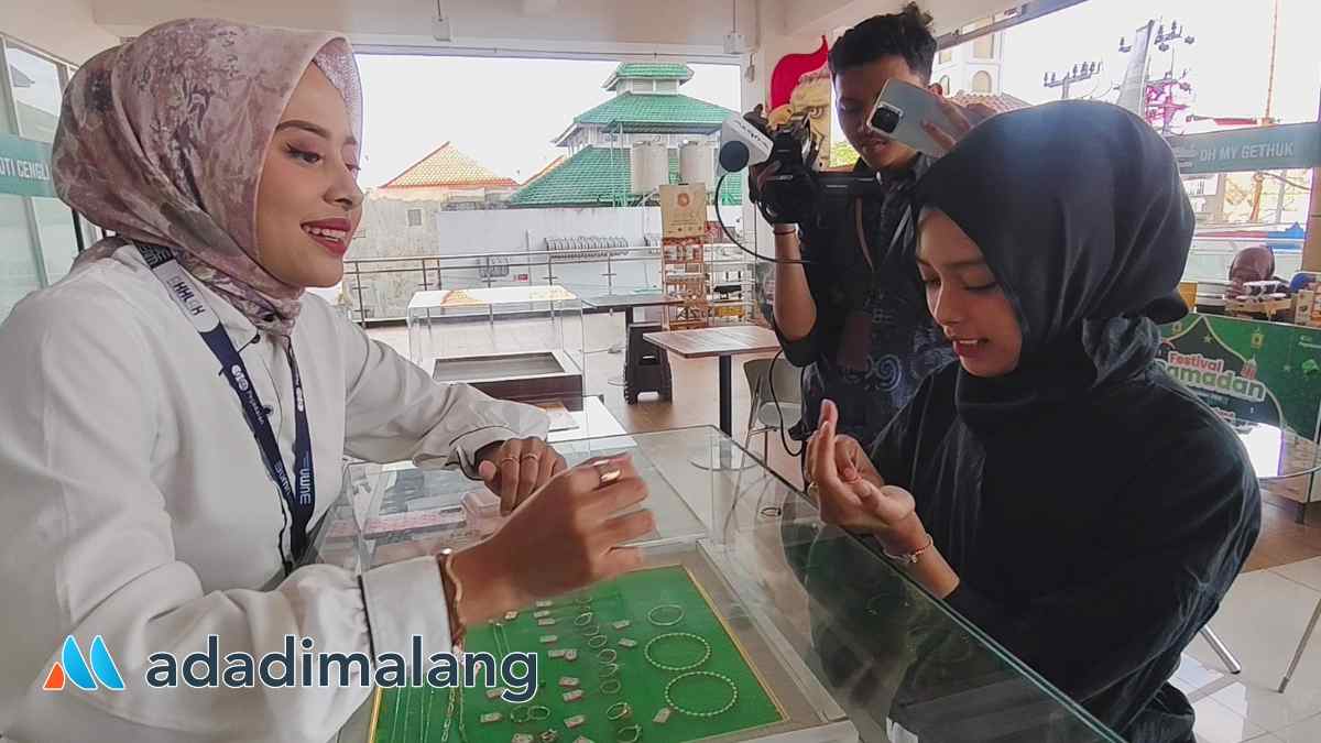 Masyarakat tengah mencoba perhiasan yang akan dilelang oleh Pegadaian di even Festival Ramadhan Pegadaian 2025 di MCC (Foto : Agus Y)